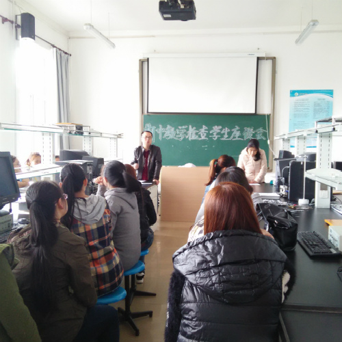 会议在有条不紊的进行着